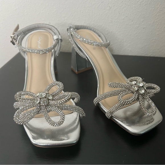 NEW Qupid Kerstin Heels, Silver, size 6 - Picture 5 of 6